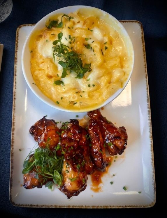 Mac&Cheese cu chicken wings
